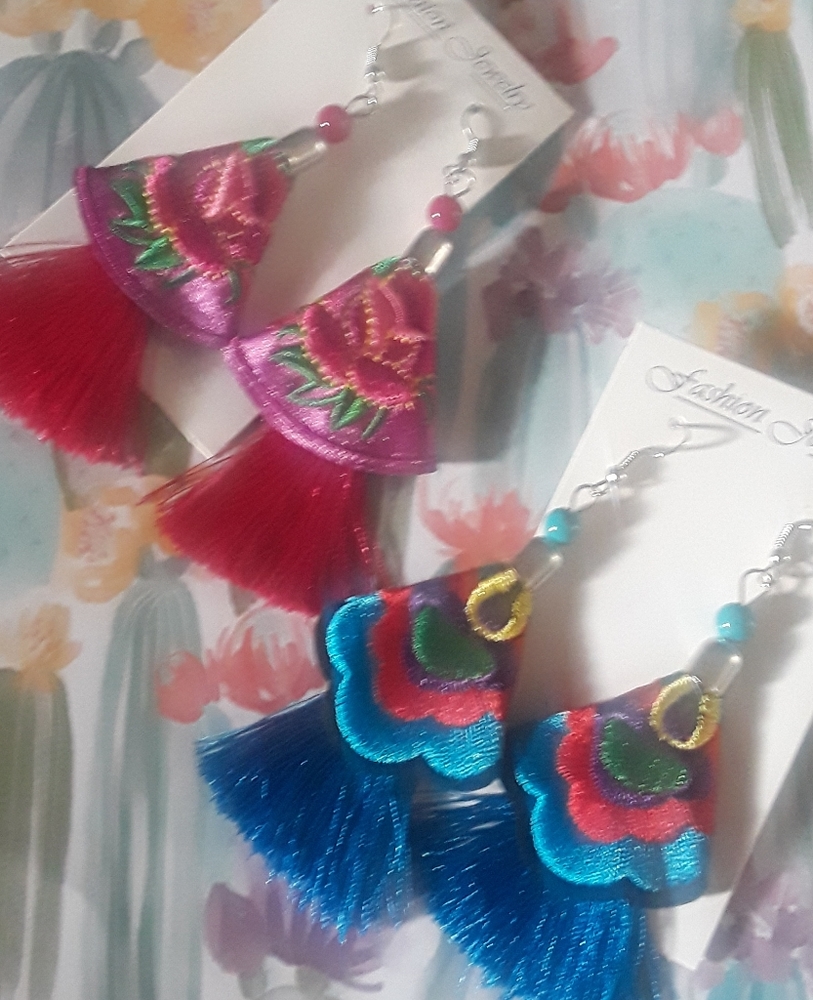 2 pairs of earrings flower embroidered
